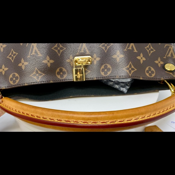 Louis Vuitton Gaia Noir - Picture 10 of 16